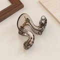 KOREAN WAVY SHARK CLAW CLIP