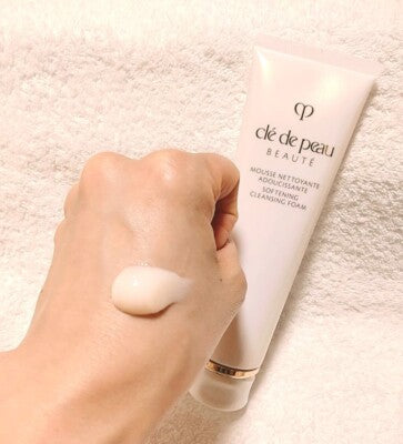 CLÉ DE PEAU BEAUTÉ SOFTENING CLEANSING FOAM 140G