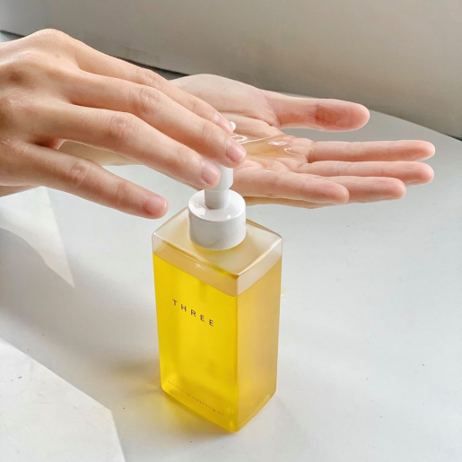 THREE Balancing Cleansing Oil 185ml - Image 2